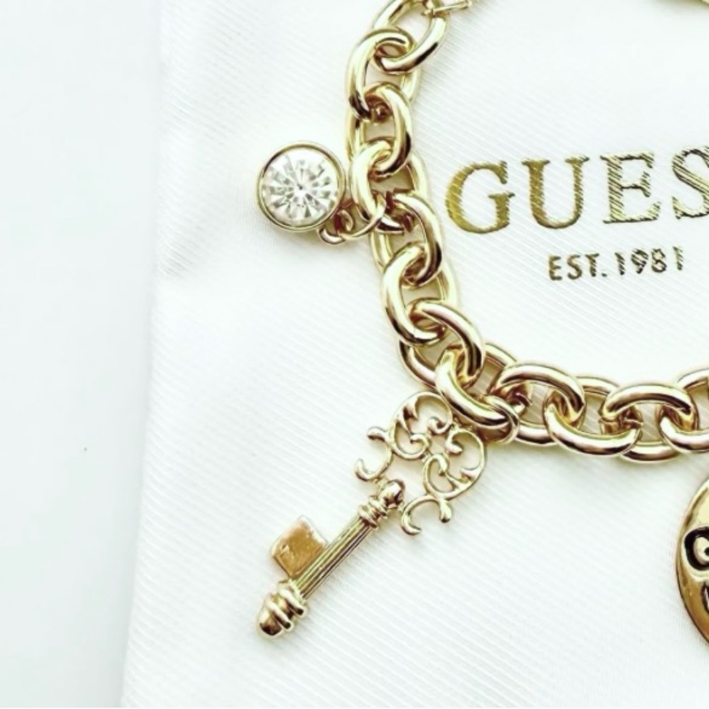 Guess NIB Gold Charm Bracelet Key & lock, gold,rhinestone Adjustable Length gift - Picture 2 of 6